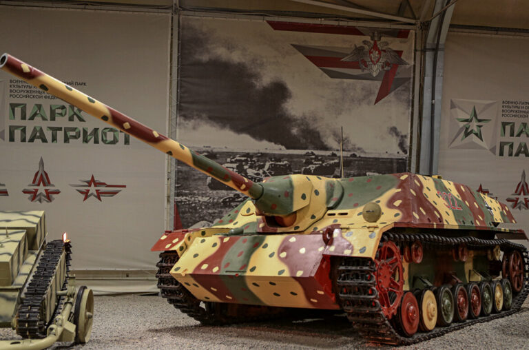 Panzer IV/70 (V) на Музейной площадке № 1 Центрального парка "Патриот" в павильоне № 10 "Огненная дуга"