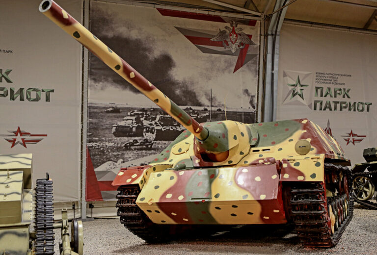 Panzer IV/70 (V) на Музейной площадке № 1 Центрального парка "Патриот" в павильоне № 10 "Огненная дуга"