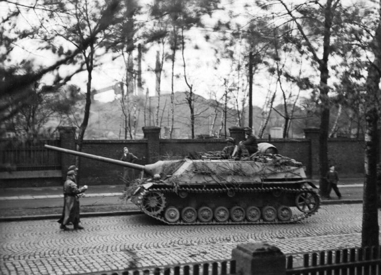 Немецкий истребитель танков Jagdpanzer IV/70 (V) из 116-й танковой дивизии вермахта в немецком городе Брамбауэр (Brambauer). Источник фото: https://waralbum.ru/275152/