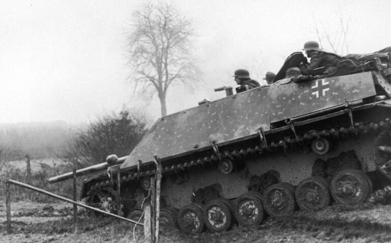 САУ «Ягдпанцер» (Jagdpanzer IV/70) 12-й дивизии СС с солдатами на броне на проселочной дороге в Арденнах. Источник фото: https://waralbum.ru/154357/