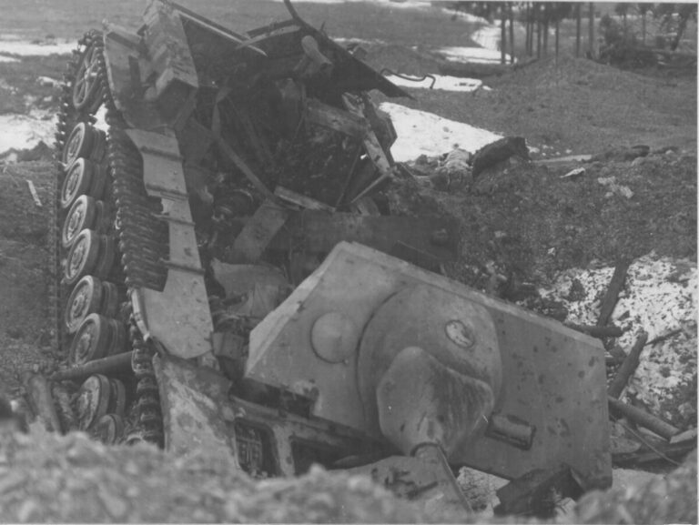 Подбитая немецкая САУ «Ягдпанцер» IV (Jagdpanzer IV\70(V) в Люксембурге. Источник фото: https://waralbum.ru/18898/