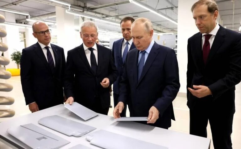 Владимир Путин осматривает элементы БПЛА производства компании "Аэроскан", 19 сентября 2023 г. На заднем плане видно крыло БПЛА "Италмас"