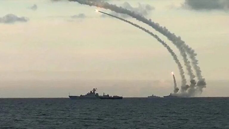Пуск ракет "Калибр" кораблем проекта "Буян-М". Фото Минобороны РФ