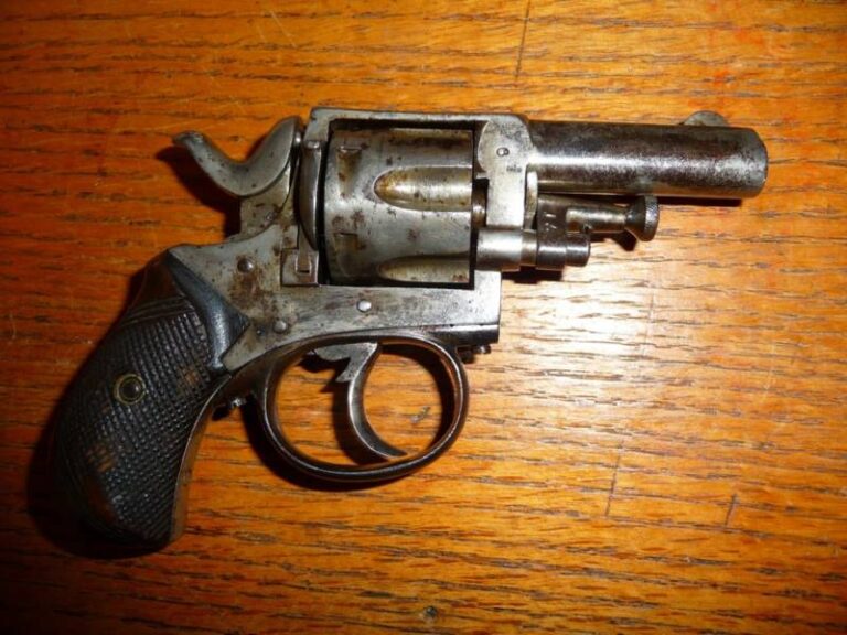 Револьвер «бульдог» производства компании «Фангус и Клемет». Шестизарядный, двойного действия, во всем остальном абсолютно ничем не примечательный