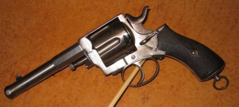А вот этот револьвер с «пушечным стволом» компании А. Фредерикса представляет собой револьвер типа «Немецкий бульдог», на что указывает также предохранитель типа «Рейх-револьвер» (1914 г.)