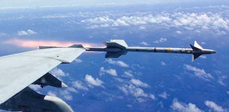 Пуск ракеты AIM-9M с самолета. Фото Минобороны США