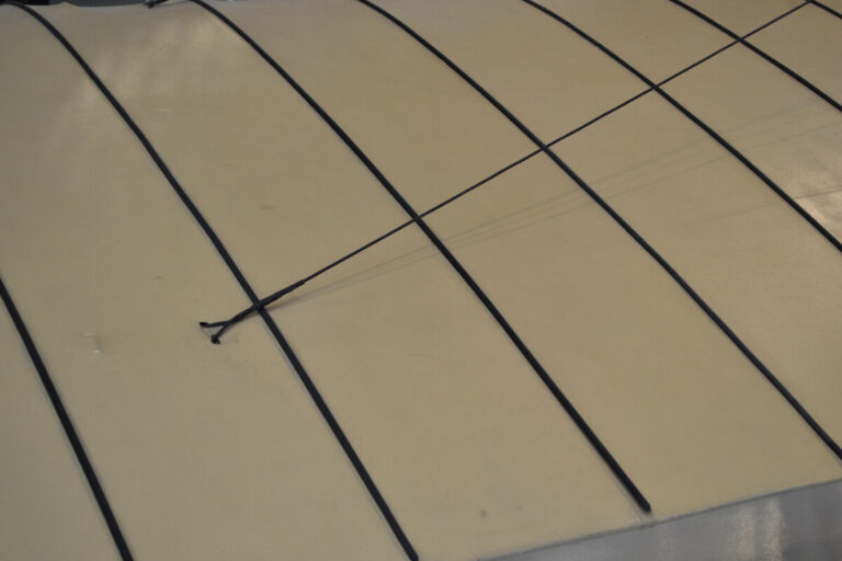 Типовое крепление растяжек крыла самолета Моран Тип G к его лонжеронам – концевой канат охватывает лонжерон петлей, в обшивке прорезаны отверстия по месту. Фото: С.Г. Мороз