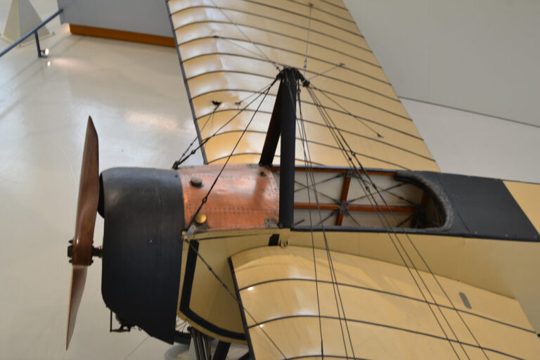 Один из первых серийных самолетов Моран Тип G с мотоотсеком в виде отдельного агрегата – вид на совмещенный топливно-масляный бак. Фото: С.Г. Мороз