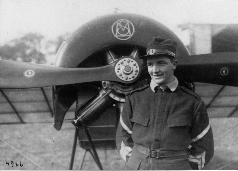 Пилот военной авиации Франции Альфред Комтэ позирует у серийного аэроплана Моран тип G – на снимке хорошо виден капот типа «подкова» и поддерживающую его правый край тягу 
