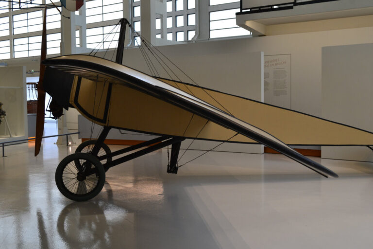 Один из первых серийных самолетов Моран Тип G – вид на крыло в профиль. Фото: С.Г. Мороз