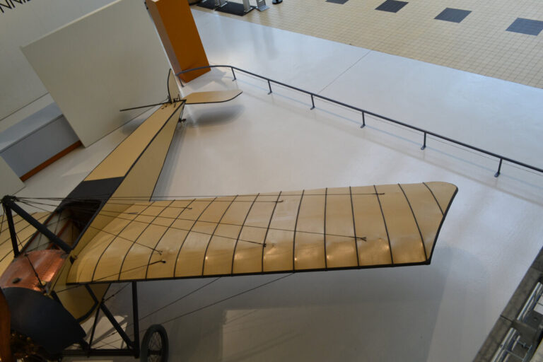 Вид на левую консоль крыла самолета Моран Тип G – установка верхних растяжек и накладка-ступенька на заднем лонжероне у борта кабины. Фото: С.Г. Мороз