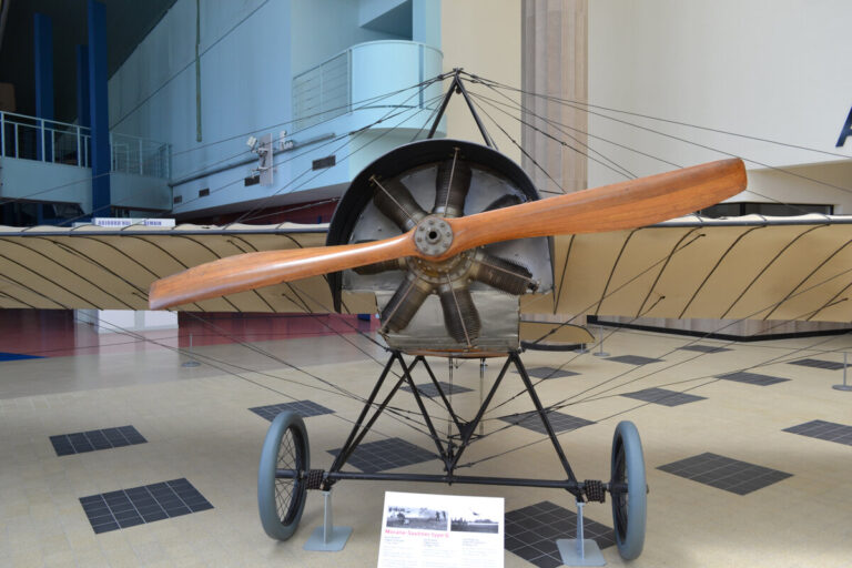 Вид спереди на один из первых серийных самолетов Моран тип G и его основные опоры шасси в Музее авиации и космонавтики Ле Бурже. Фото: С.Г. Мороз