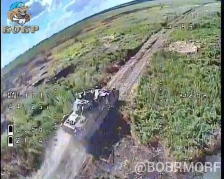 Украинская БМП M2 за мгновение до попадания БПЛА. Фото Telegram / "БОБР"