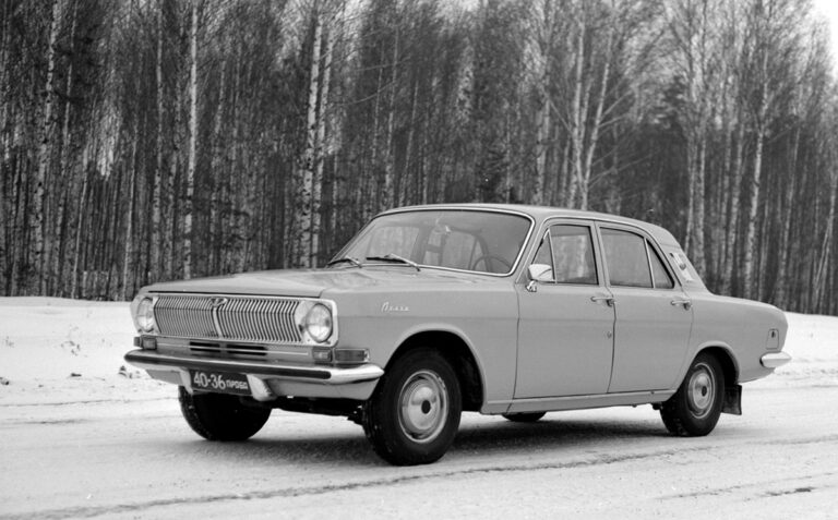 ГАЗ-24 «Волга» образца 1973 года. Уже появились стояночные огни на накладках вытяжной вентиляции салона, но повторителей указателей поворотов в крыльях пока нет.