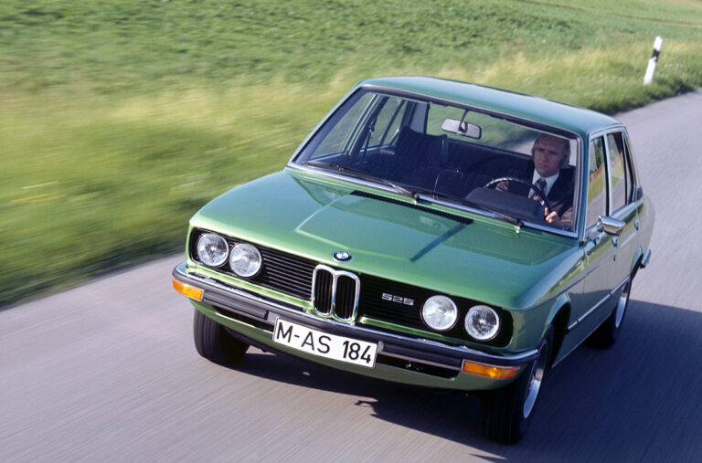 BMW 5‑й серии (на снимке — модель 525 с 6‑цилиндровым 2,5‑литровым мотором M30B25) произвела сильнейшее впечатление на советских специалистов. Производство 5‑го семейства началось 27 сентября 1973 года на заводе в Дингольфинге.