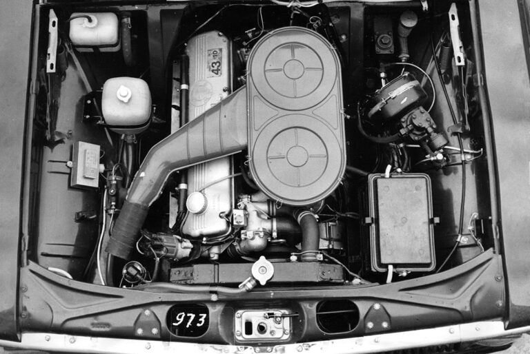 Двигатель BMW M30B25 в подкапотном пространстве ГАЗ-24 «Волга». Был построен единственный экземпляр. Внешних отличий от серийного этот экспериментальный автомобиль не имел. Лабораторные испытания завершились в августе 1973 года.