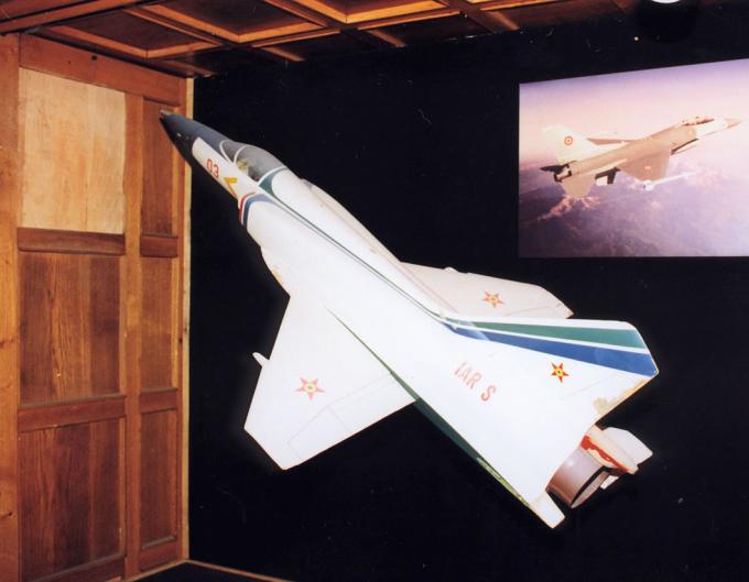 Модель проекта истребителя-бомбардировщика IAR-S (на нижнем рисунке отсутствует часть горизонтального оперения)