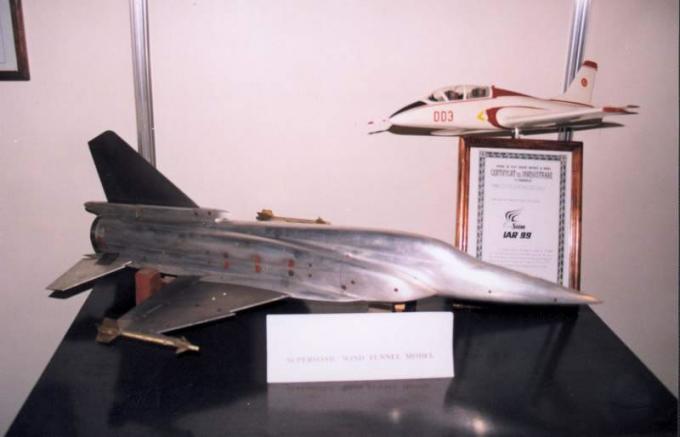 Предназначенная для испытаний в аэродинамической трубе модель проекта истребителя-бомбардировщика IAR-95ME
