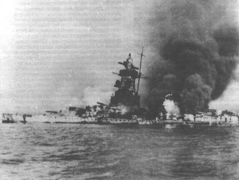 Пылающий «Граф Шпее» под огнём английских кораблей